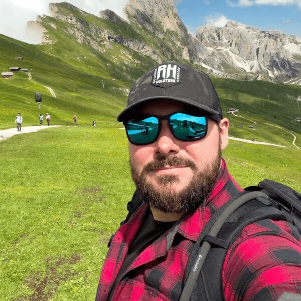 Outdoor tourist with a hydration system in a mountain environment. Photo: Rigad