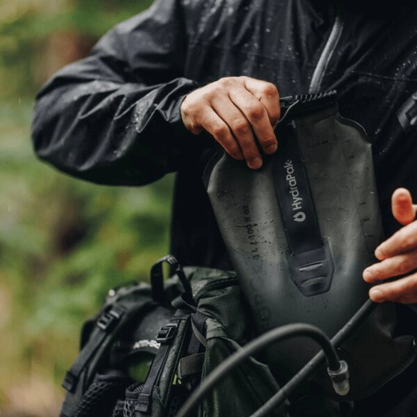 Filling a Hydrapak hydration reservoir in outdoor conditions. Photo: Hydrapak, Rigad