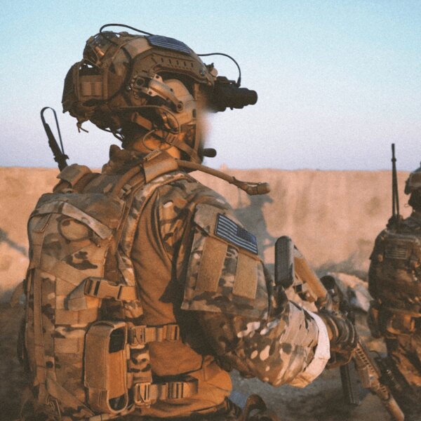 Tactical operator with gear and hydration system, tube routed over the shoulder. Photo: Rigad