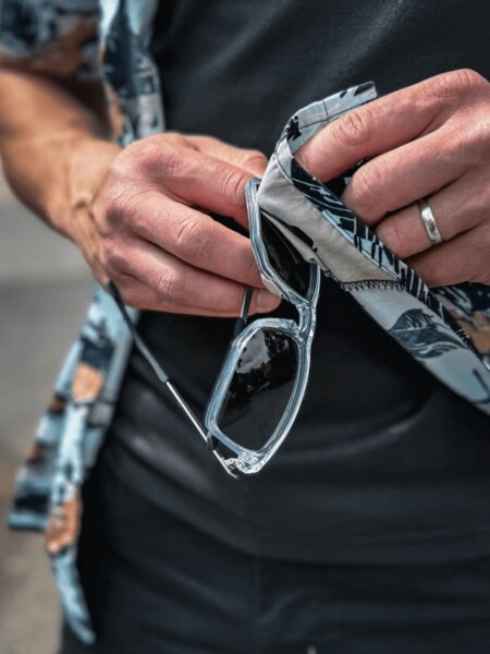 Cleaning sunglasses with a cloth – care for a clear and scratch-free view