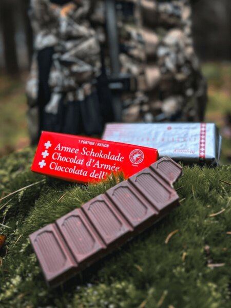 Quick energy for wet conditions: chocolate as a compact source of calories and psychological support during outdoor activities in the rain. Photo: Rigad