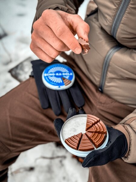 Winter sleeping on snow – energy chocolate as a quick source of calories in the frost. Photo: Rigad
