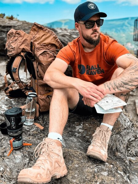 Outdoor hiker with backpack, cap, and water – protection against heatstroke. Photo: Rigad.