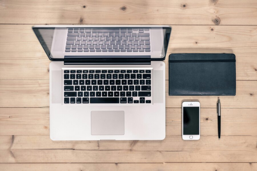 Apple and iphone working process flatlay. Source: https://www.pexels.com/cs-cz/foto/drevo-apple-jablko-iphone-270694/