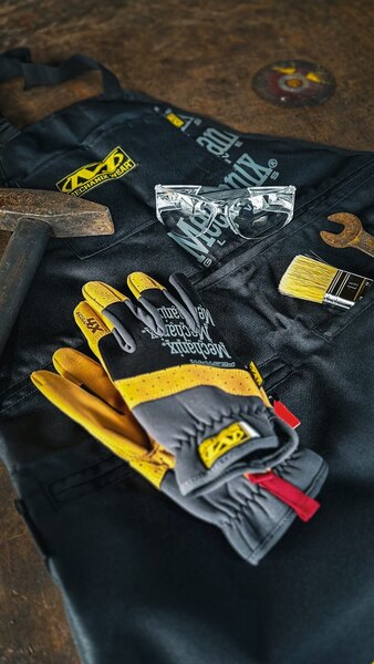 Mechanix Wear work gloves on the workshop table – durable gloves suitable for winter handling of chains, car recovery, and work in freezing conditions. Photo: Rigad
