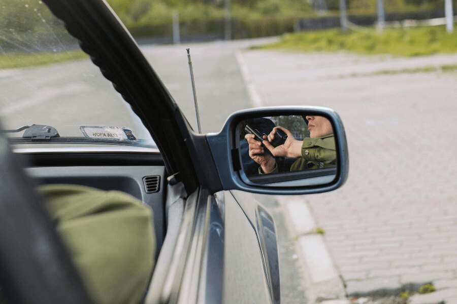 A thief in a rear mirror. Source: https://www.pexels.com/cs-cz/foto/silnice-dvojice-romanticky-ulice-8104843/