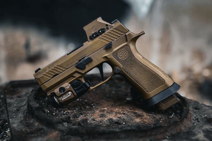 A modern firearm equipped with an optical sight, illustrating the digitalisation of firearms administration under the Firearms Act effective from 2026. Photo: Rigad