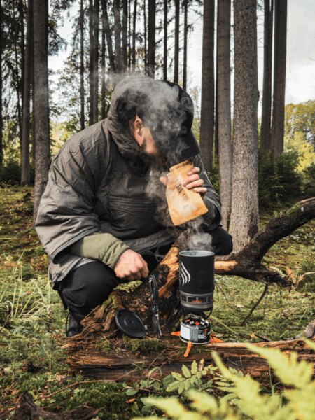 Poncho Swagman Roll<sup>®</sup> Helikon-Tex<sup>®</sup> – multifunctional insulation layer used in the forest while cooking and during short stops in cold weather. Photo: Rigad