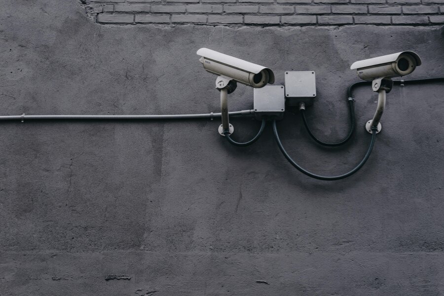 Wall-mounted security cameras. Photo: https://www.pexels.com/photo/430208/
