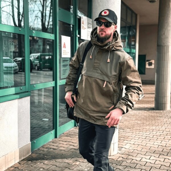 A prepared man with a backpack in front of a public building – personal crisis preparedness for 72 hours. Photo: Rigad
