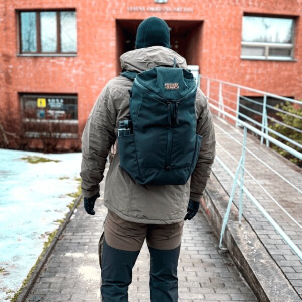 Evacuation backpack Mystery Ranch on the back in an urban environment. Photo: Rigad