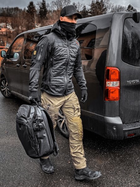 Man with a backpack walks to the car prepared for evacuation. Photo: Rigad