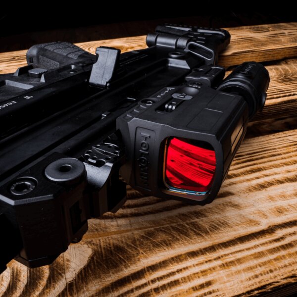 Close-up of a weapon sight with a red optical filter on a modern rifle, mounted on a Picatinny rail. Photo: Rigad