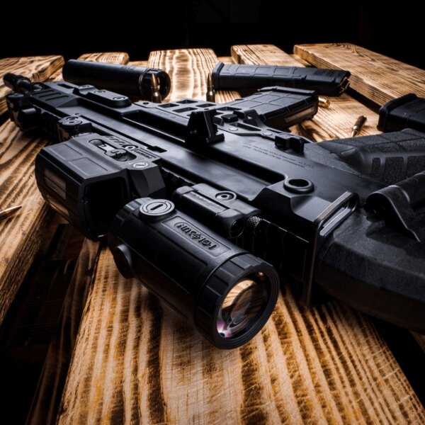 Modern assault rifle with a mounted collimator and scattered ammunition, ready for field deployment. Photo: Rigad