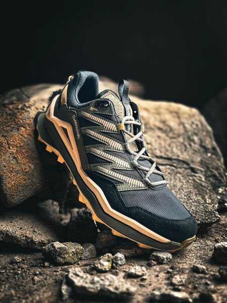 LOWA<sup>&reg;</sup> Maddox Pro GTX LO trekking shoes in a modern design, featuring a Gore-Tex<sup>&reg;</sup> membrane and breathable upper for summer use. Photo: Rigad.