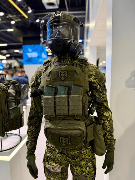 Tactical dummy with ballistic vest, magazine carrier, and protective mask – MSPO Kielce 2025 exhibition. Photo: Rigad