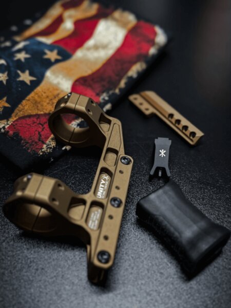 Unity Tactical – modular mount for optics in FDE color with accessories; interface details for side attachments and low front grip (hand stop). Photo: Rigad