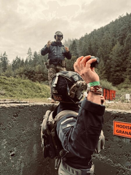 The shooter throws a practice grenade in the trench stage at the Jasná Shooting Range, the referee oversees the execution. Photo: Rigad