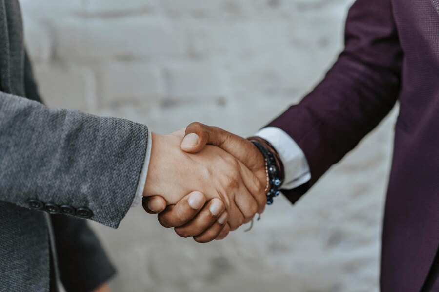 Handshake as a symbol of agreement and mutual respect in negotiations. Source: https://www.pexels.com/cs-cz/foto/ruce-podani-ruky-dohoda-detail-5313361/