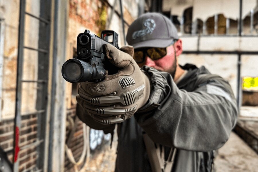 Shooting gloves MoG when handling a pistol at the shooting range. Photo: Rigad