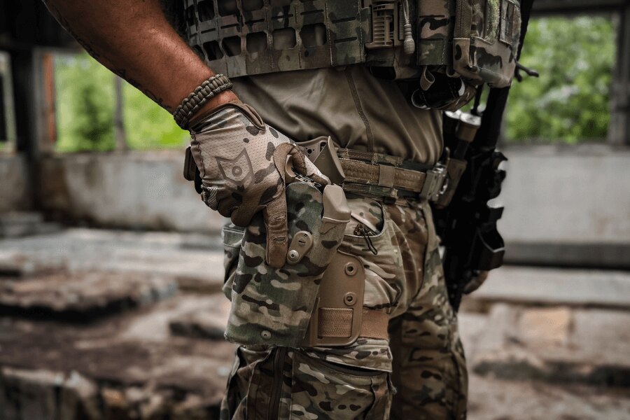 Tactical gloves with reinforcements for handling the case and equipment. Photo: Rigad