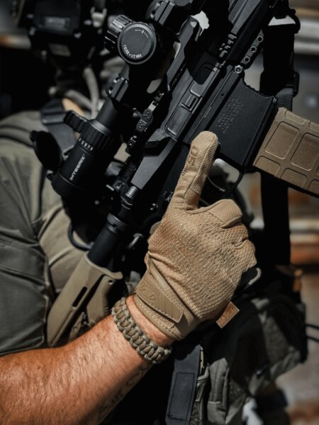 Tactical gloves Mechanix when handling a rifle. Photo: Rigad