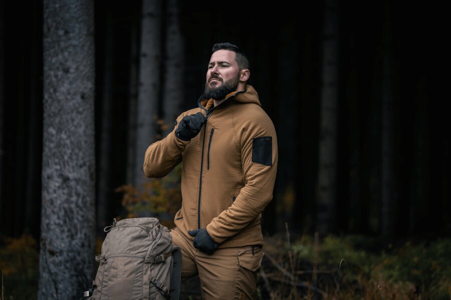 Detail of fastening the YKK® two-way zipper on the Helikon-Tex Patriot Pro sweatshirt with a high collar and snug hood. Photo: Rigad