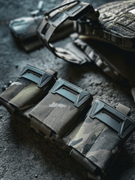 Pincer Placard™ Agilite<sup>&reg;</sup> in multicam design laid on the ground next to the K-ZERO SF plate carrier. Photo: Rigad