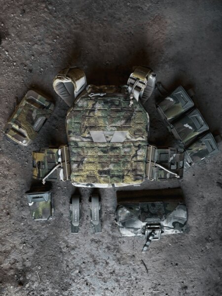 Agilite<sup>&reg;</sup> K-ZERO™ SF plate carrier surrounded by accessories, including Pincer Placard™ pouches, BattleShell holder, and Rear Hanger pouch. Photo: Rigad