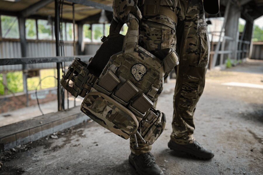 Operator in a multicam uniform carries the Agilite<sup>&reg;</sup> K-ZERO™ SF plate carrier by the shoulder straps. Photo: Rigad