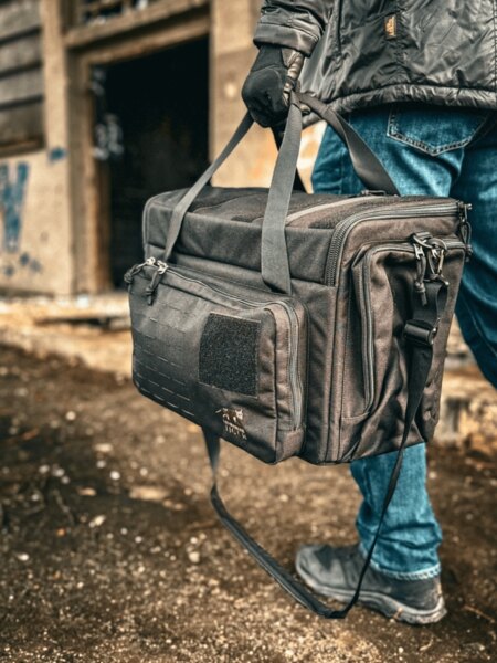 Shooting bag Range Bag Tasmanian Tiger<sup>®</sup> carried by hand when moving to the shooting range. Photo: Rigad