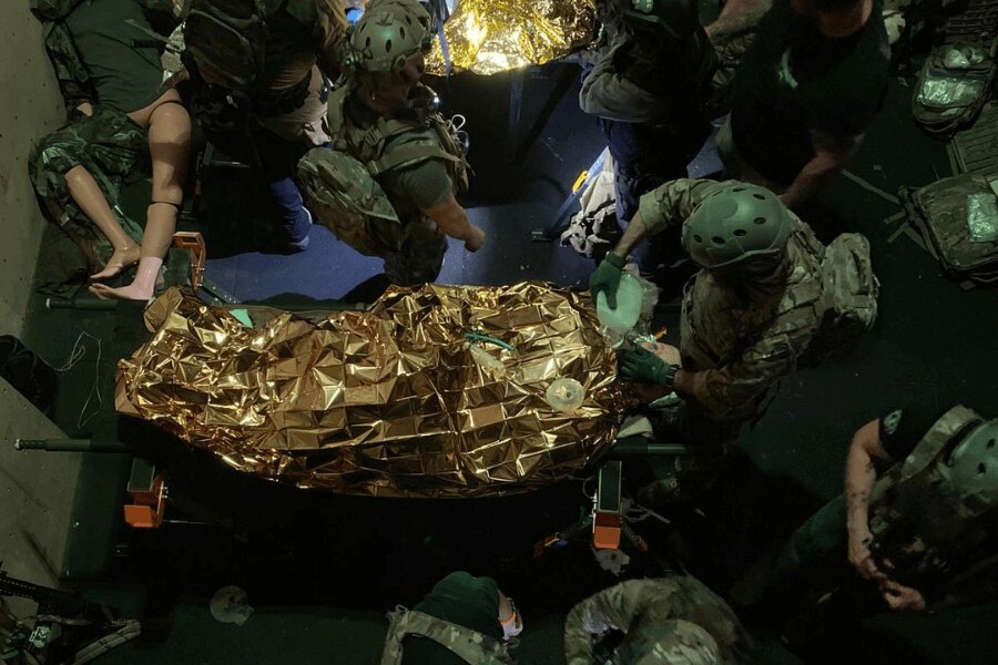 Tactical first aid training – the team practices treating and transporting an injured person wrapped in thermal foil during an intervention simulation. Photo: Elite Training Center Lhenice