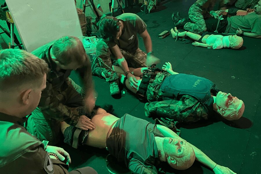 Course participants practice massive hemorrhage control on training mannequins using tourniquets and pressure techniques in realistic conditions. Photo: Elite Training Center Lhenice