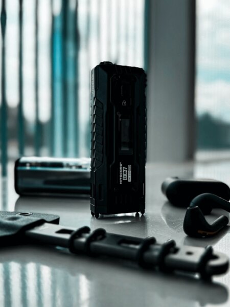 Nitecore EDC37 flashlight in detail on the table with equipment. (Photo: Rigad)