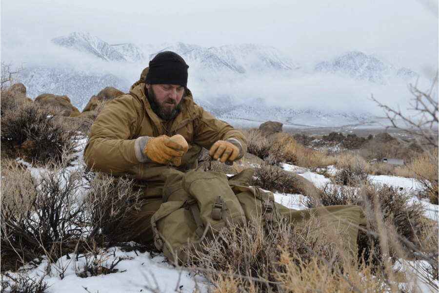 Preparation for a night on snow by light – organization of equipment and choice of location in winter terrain. Photo: Helikon-Tex, Rigad