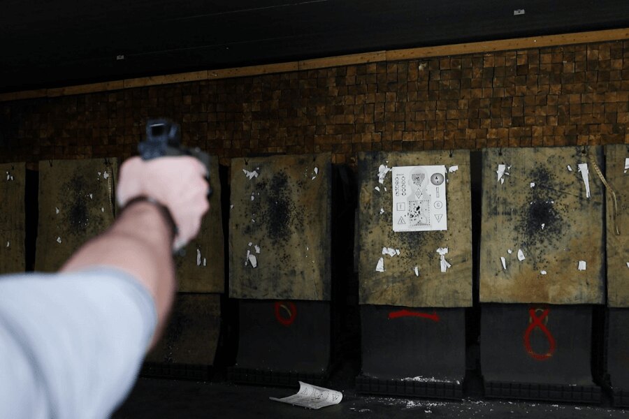 Shooting at a target Best Basics Type A2 during practice at an indoor shooting range, aiming at the main impact zone. Photo: Rigad