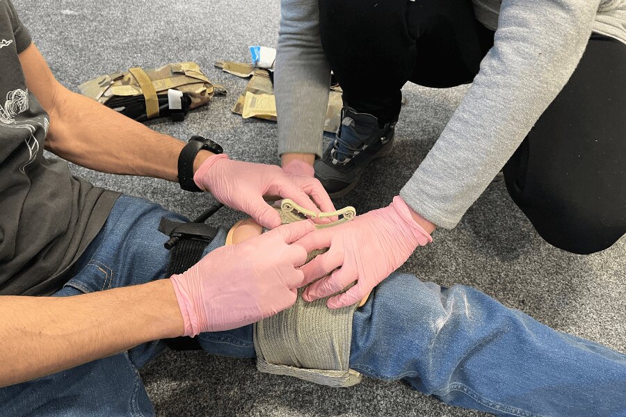 Practical training of stopping massive bleeding using a pressure bandage during the DoD Stop The Bleed course in Rigad Olomouc. Photo: Hana Sedláková