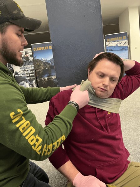 Training in the treatment of massive bleeding in the neck area during the DoD Stop The Bleed course at Rigad Olomouc. Photo: Hana Sedláková
