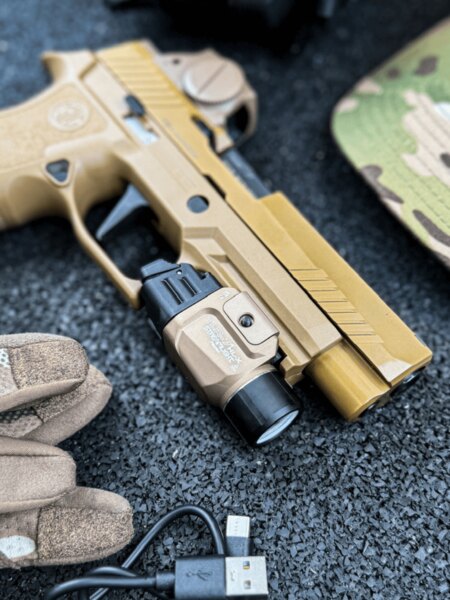 Pistol with an FDE frame and a TLR-7 HL-X USB weapon-mounted light by Streamlight installed on the accessory rail – a weapon-mounted light designed for defensive use in low-light conditions. Photo: Rigad