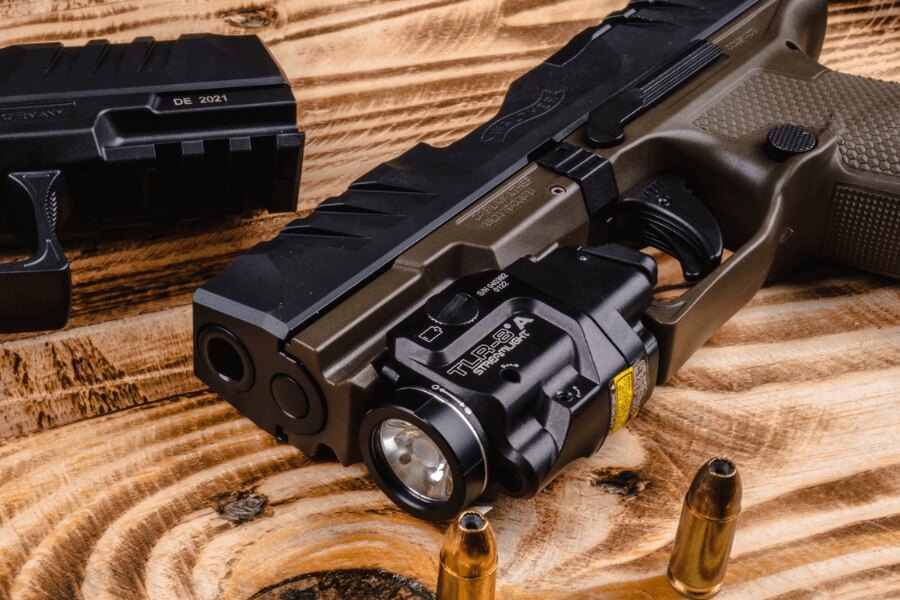 Pistol with a black slide and a TLR-8 A by Streamlight featuring an integrated laser module – a combined illumination and aiming solution for low-light operation. Photo: Rigad