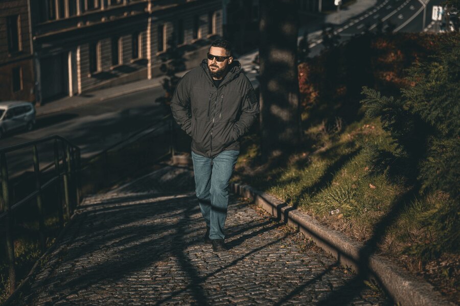Man wearing the Yukon Climashield™ Apex<sup>&reg;</sup> Helikon-Tex<sup>&reg;</sup> winter jacket while walking in the city. Photo: Rigad