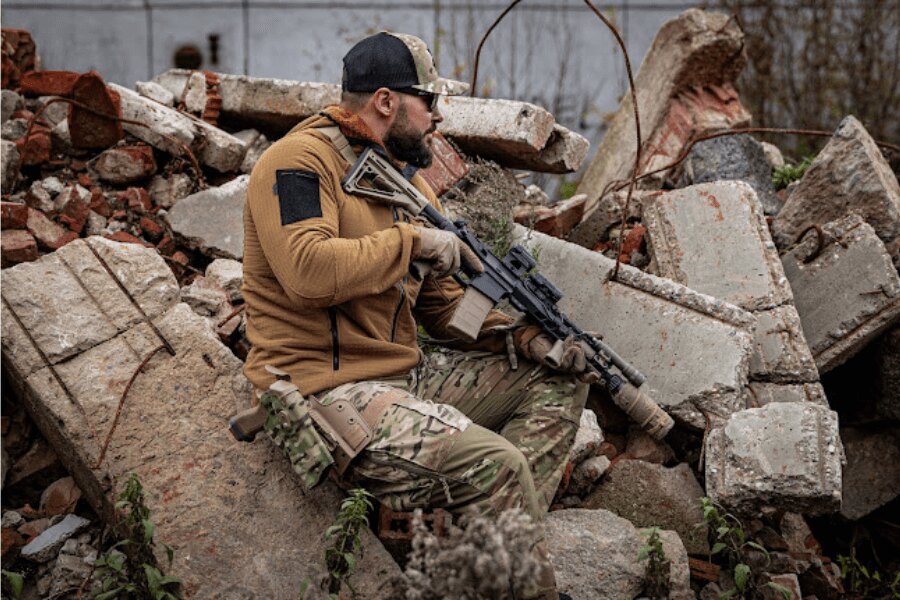 Man wearing a Helikon-Tex Patriot fleece jacket during tactical use in the field. Photo: Rigad
