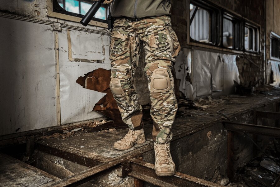Red Dot One Alpha II tactical pants in MTP camouflage with knee pads during movement in the field. Photo: Rigad