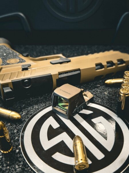 SIG Sauer ROMEO-X pistol red dot sight placed in front of a SIG Sauer pistol and 9 mm ammunition. Photo: Rigad