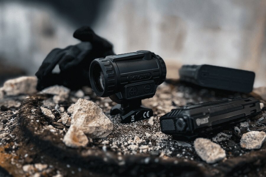 Holosun red dot sight on a mount, optic detail in field conditions, Photo: Rigad