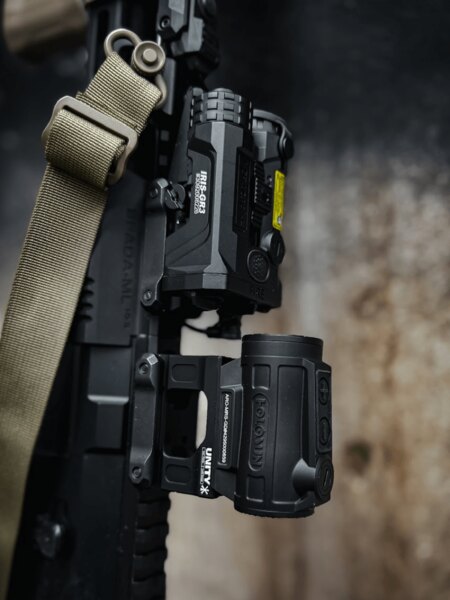 Holosun red dot and IRIS IR laser mounted on a rifle, detail of the device and mounting, Photo: Rigad