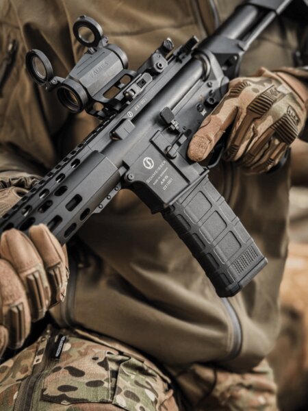 Schmeisser AR-15 rifle with a red dot sight and modern accessories, Photo: Rigad
