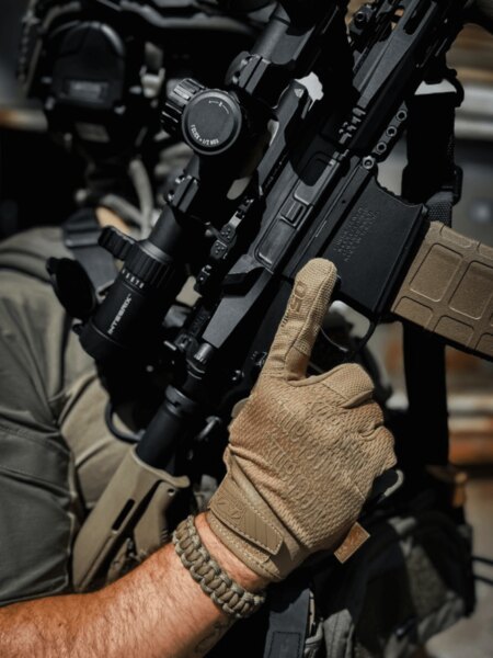 AR-15 with an LPVO optic, close-up of controls and weapon manipulation, Photo: Rigad