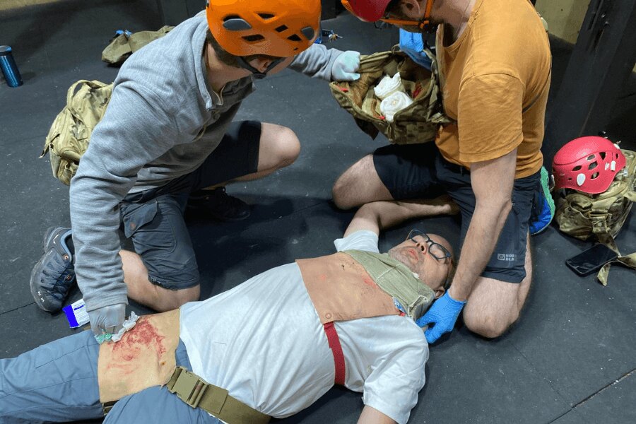 Rescue of an injured person during mountaineering training. Photo: Elite Centers