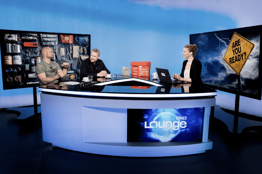 iDNES LOUNGE studio during a discussion on crisis preparedness with the guests and host.